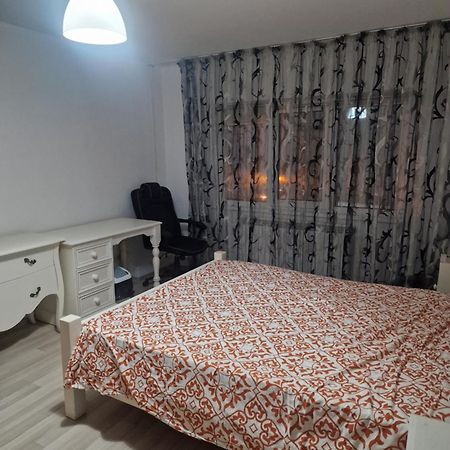2 Bedrooms Apartment. Galaţi Eksteriør billede